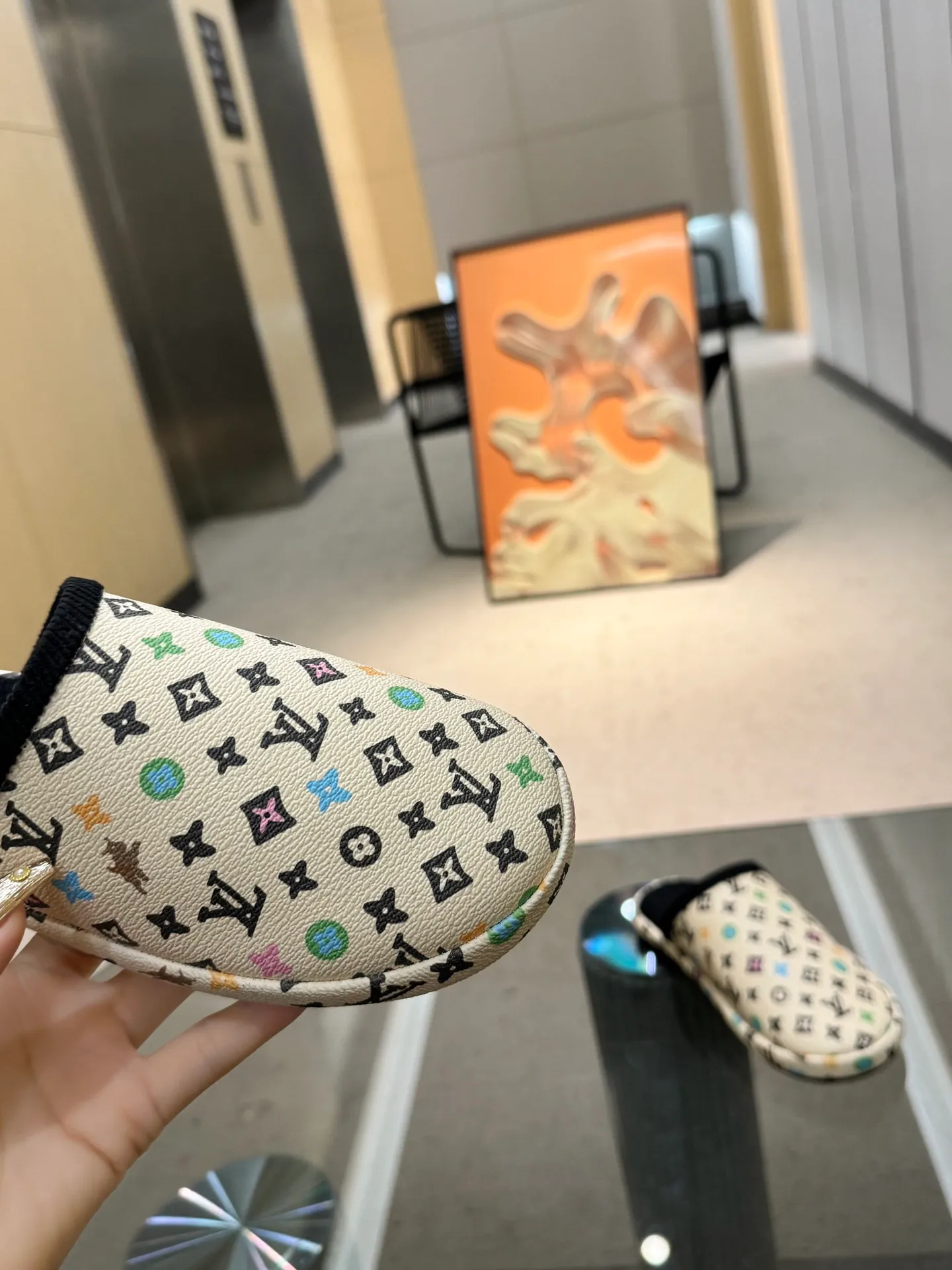 👟👟Ex-factory price 320👟👟 The 2024 couple’s counter features the latest hard goods of LV and Loewe co-branded slippers🆕 ✿Purchase level! Full of high-end feel! A popular model among bloggers at home and abroad, it’s retro and fashionable and looks amazing on your feet! Official website main recommendation code number 35-46
